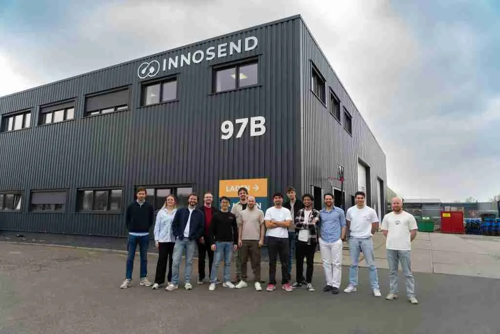 teamfoto van innosend voor het bedrijfspand