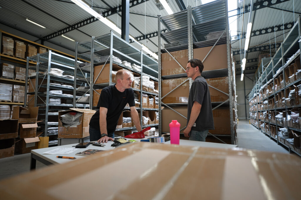Medewerker van Innostock aan het werk in het magazijn