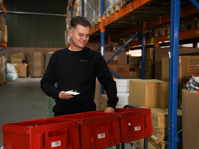Orderpicking in het magazijn van Innostock tijdens de drukte