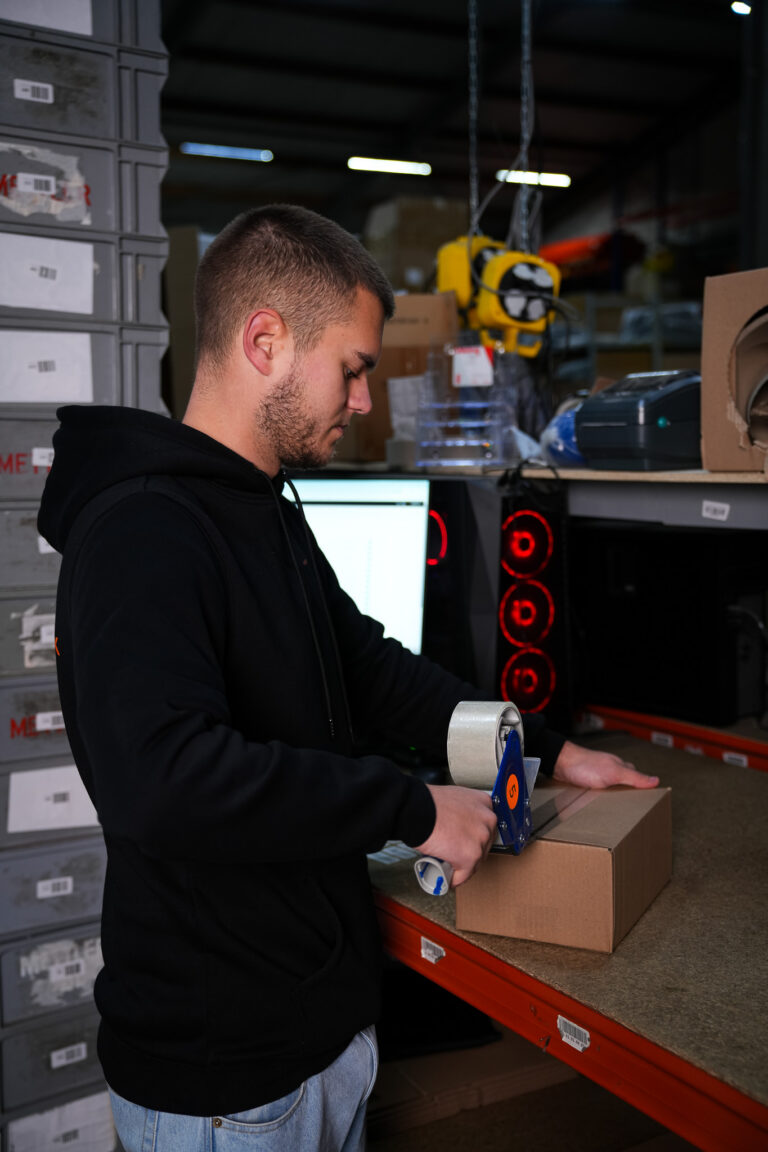 Medewerker van Innostock pakt een webshop bestelling in